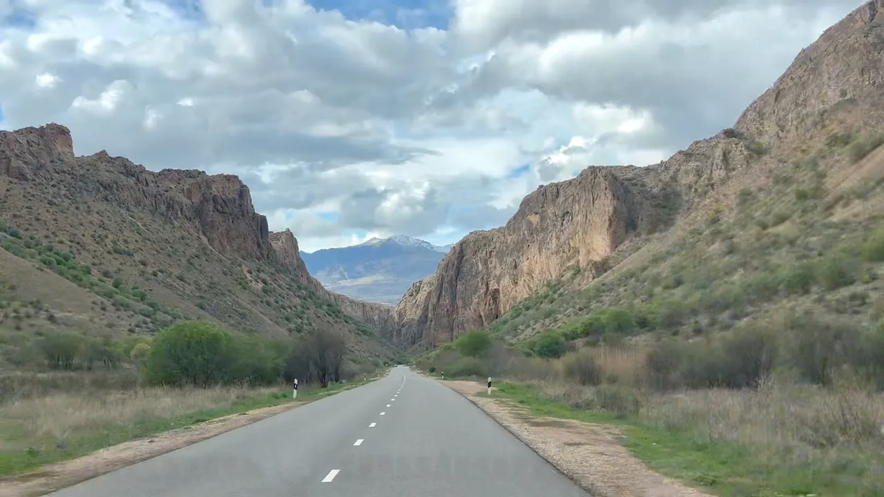 Road around Areni
